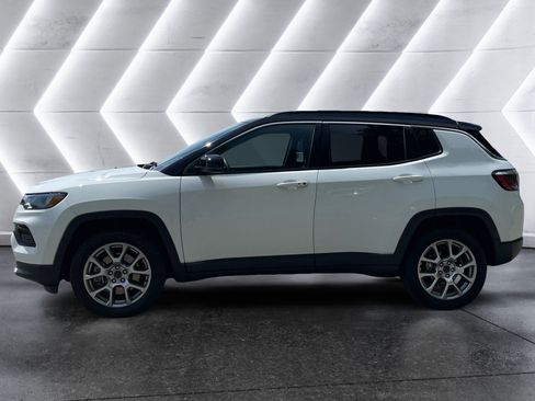 Used 2025 Jeep Compass Limited AWD/4WD image 3