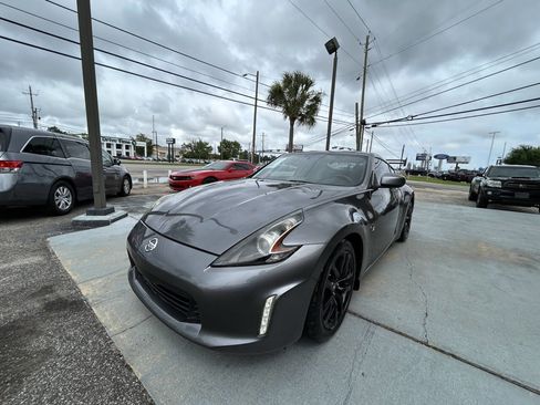 Used 2018 Nissan 370Z Coupe RWD image 3