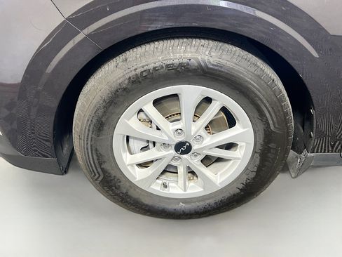 Used 2023 Kia Carnival LX FWD image 13