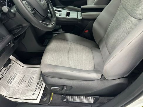 Used 2025 Toyota Sienna LE FWD image 12