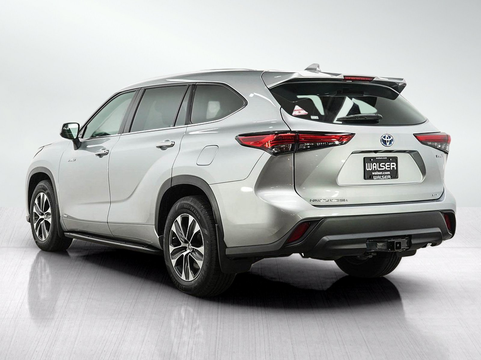 Used 2021 Toyota Highlander XLE AWD/4WD image 3
