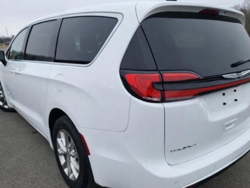 Used 2023 Chrysler Pacifica Touring-L image 6