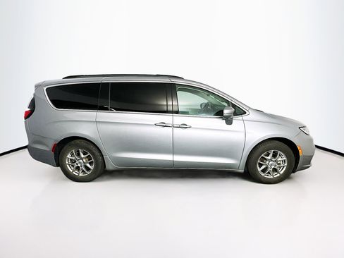 Used 2021 Chrysler Pacifica Touring image 10