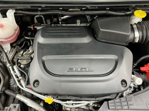 Used 2023 Chrysler Pacifica Touring-L AWD/4WD image 25