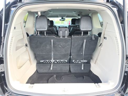 Used 2024 Chrysler Pacifica Touring-L FWD image 29