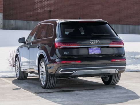 Used 2023 Audi Q7 Premium w/ Convenience Package image 5