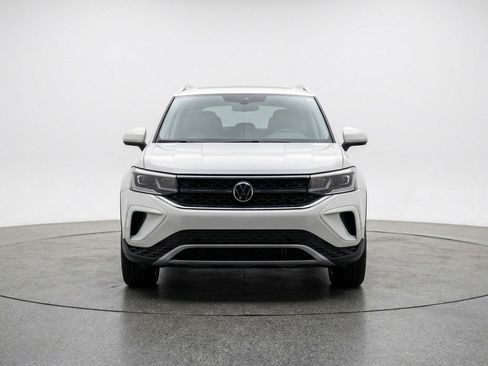 Used 2025 Volkswagen Taos SE image 2