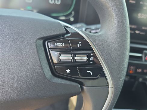 Used 2025 Kia Niro LX image 22