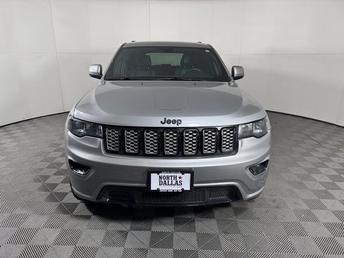Used 2017 Jeep Grand Cherokee Altitude image 2