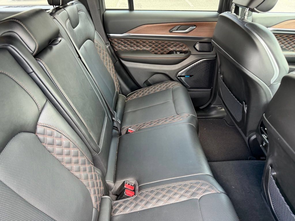 Used 2023 Jeep Grand Cherokee Summit AWD/4WD image 18