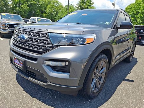 Certified 2023 Ford Explorer XLT w/ Equipment Group 202A AWD/4WD image 4
