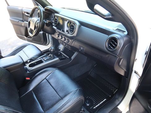 Used 2018 Toyota Tacoma TRD Sport w/ Technology Package image 24