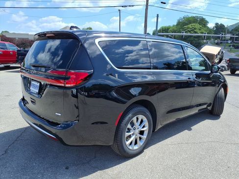 New 2027 Chrysler Pacifica Select AWD/4WD image 4