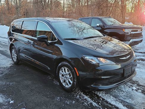 Used 2023 Chrysler Voyager LX image 3