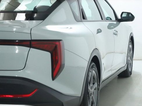 Used 2025 Kia K4 LXS image 44