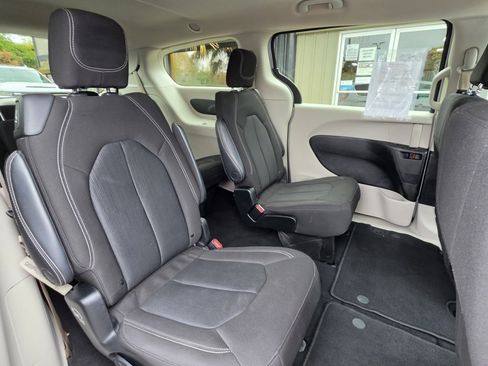 Used 2022 Chrysler Voyager LX FWD image 12