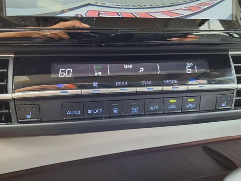 Used 2024 Toyota Sienna XLE FWD image 14