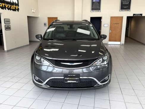 Used 2018 Chrysler Pacifica Touring-L FWD image 3