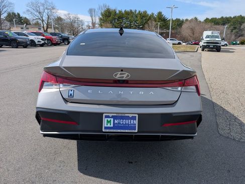 Used 2024 Hyundai Elantra SEL w/ Convenience Package FWD image 4