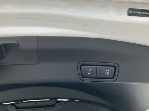 Used 2022 Alfa Romeo Stelvio Veloce image 10