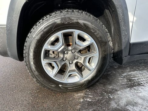 Used 2019 Jeep Cherokee Trailhawk image 11