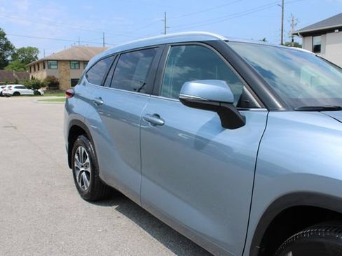 Used 2023 Toyota Highlander XLE AWD/4WD image 46