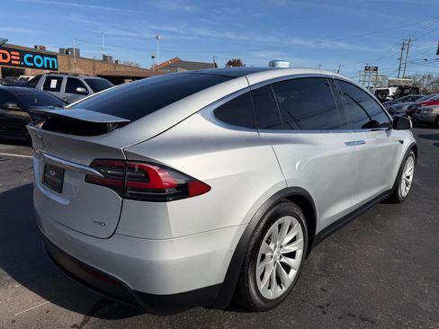 Used 2018 Tesla Model X 75D image 3