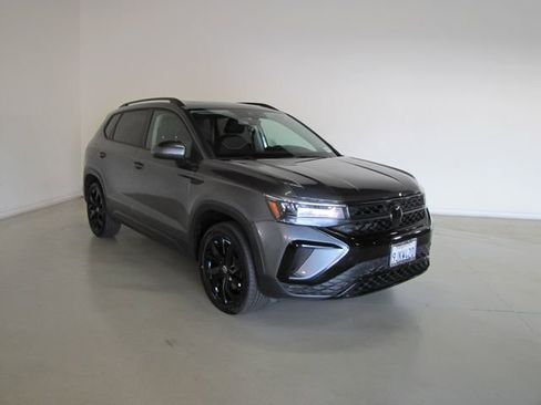 Used 2024 Volkswagen Taos SE FWD image 3