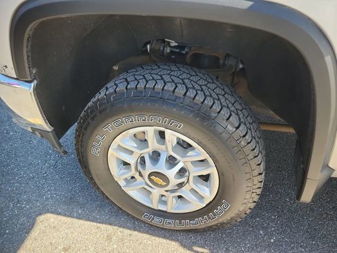 Used 2020 Chevrolet Silverado 2500 LT w/ Convenience Package image 18