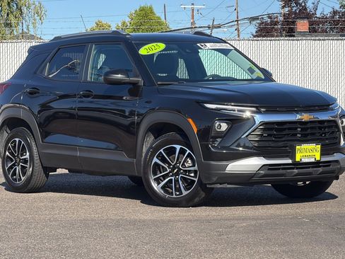 Used 2025 Chevrolet TrailBlazer LT AWD/4WD image 2