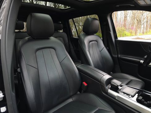 Used 2023 Mercedes-Benz GLB 250 4MATIC w/ Premium Package image 24