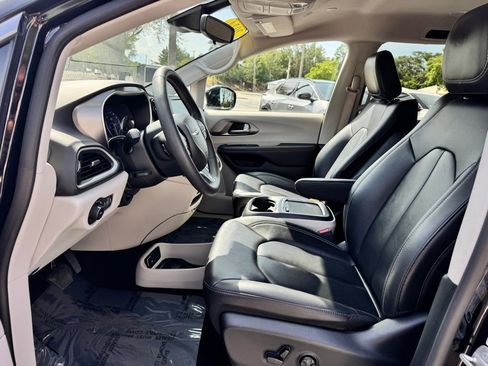 Used 2024 Chrysler Pacifica Touring-L FWD image 15