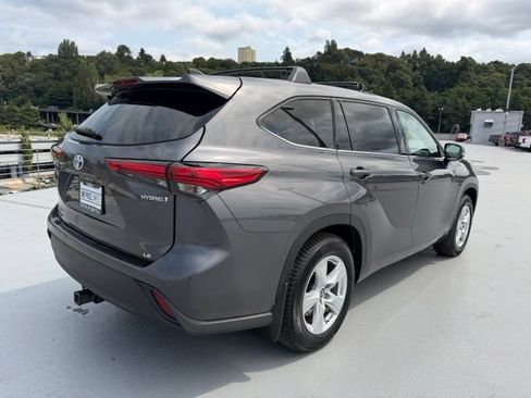 Used 2022 Toyota Highlander LE AWD/4WD image 3