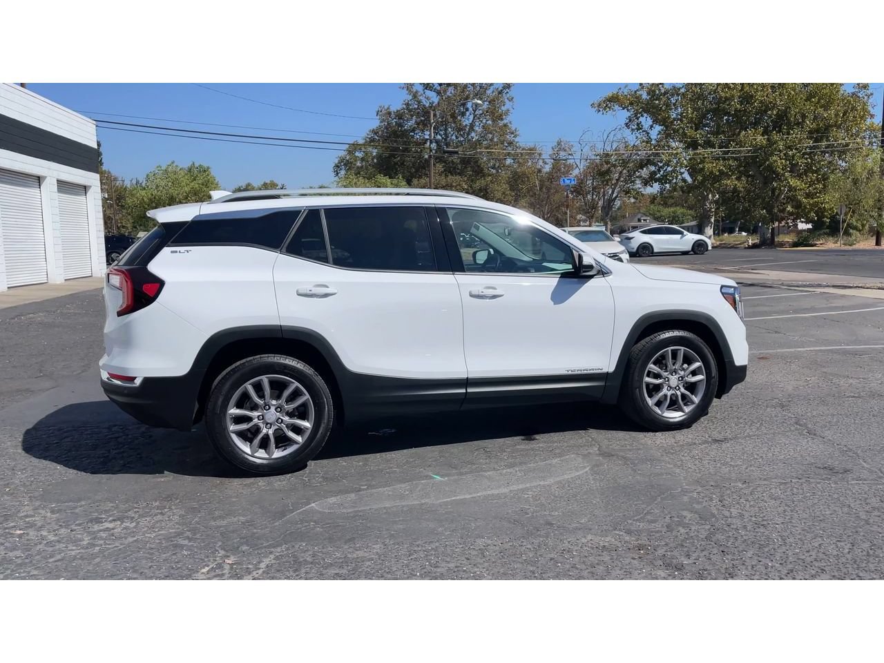 Used 2024 GMC Terrain SLT AWD/4WD image 3