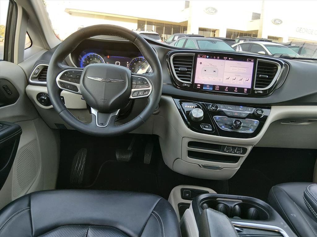Used 2023 Chrysler Pacifica Touring-L FWD image 11