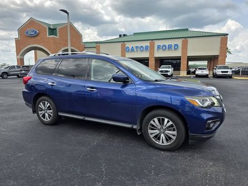 Used 2020 Nissan Pathfinder SL w/ Cargo Package FWD image 2