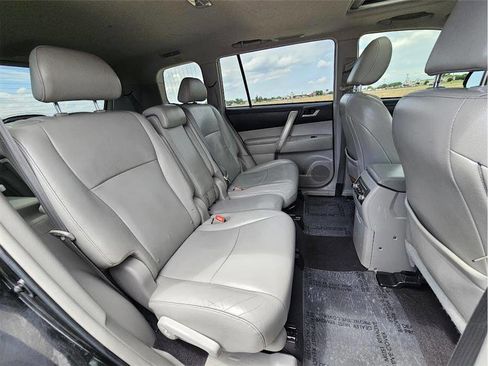 Used 2012 Toyota Highlander SE w/ Tow Pkg AWD/4WD image 16