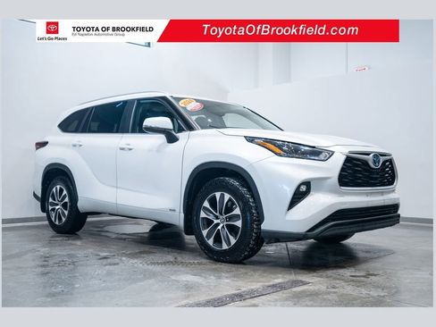 Certified 2024 Toyota Highlander XLE image 1