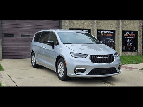 Used 2026 Chrysler Pacifica Select FWD image 1