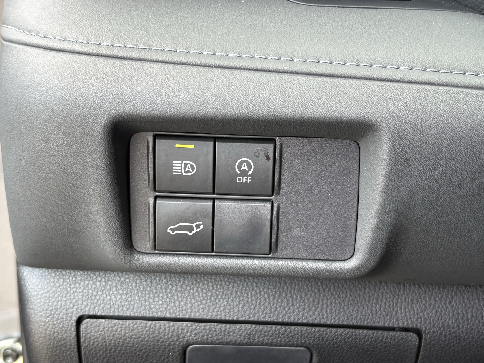 Used 2023 Toyota Highlander LE AWD/4WD image 12
