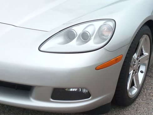 Used 2005 Chevrolet Corvette Coupe w/ Preferred Equipment Group RWD image 11