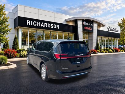 Used 2023 Chrysler Pacifica Touring-L