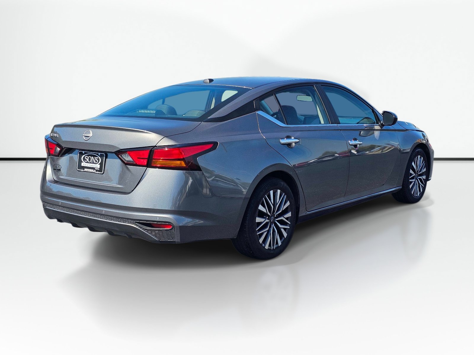 Used 2025 Nissan Altima 2.5 SV FWD image 8