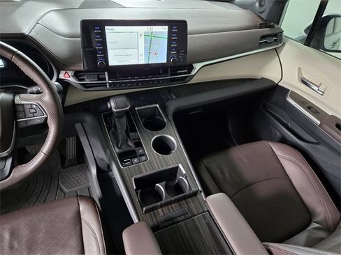 Used 2024 Toyota Sienna Platinum image 18
