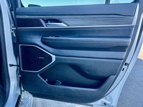 Used 2023 Jeep Wagoneer L Series III w/ Preferred Equipment Group image 38