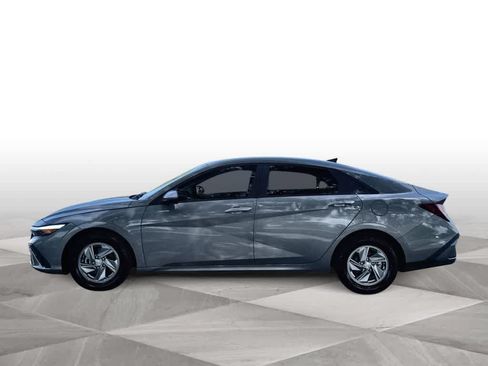 Used 2024 Hyundai Elantra SE FWD image 5