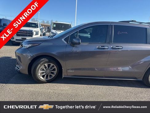 Used 2021 Toyota Sienna XLE image 5