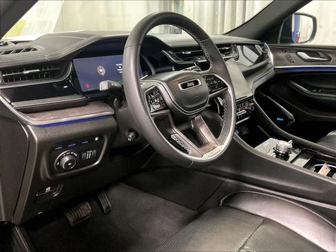 Used 2023 Jeep Grand Cherokee Overland w/ Luxury Tech Group IV AWD/4WD image 8