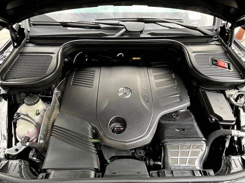 Used 2024 Mercedes-Benz GLS 450 4MATIC image 10