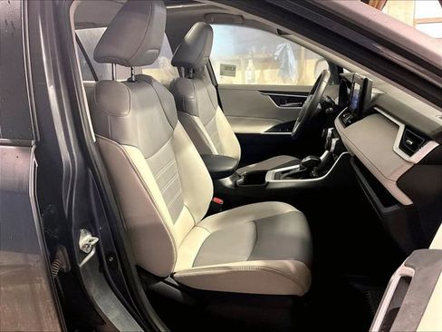 Used 2022 Toyota RAV4 XLE Premium image 7